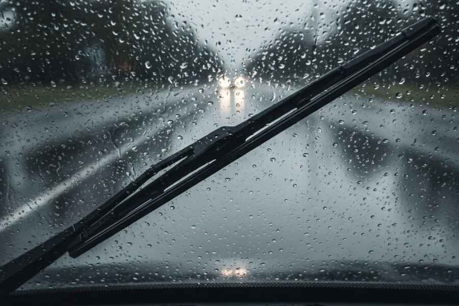 rain affect on car windshield glass